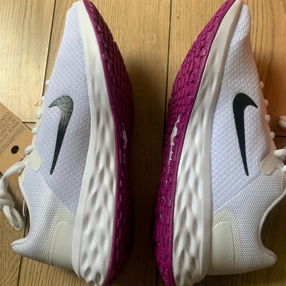 Nike Women's White and Black Sneakers - Picture 2 of 5